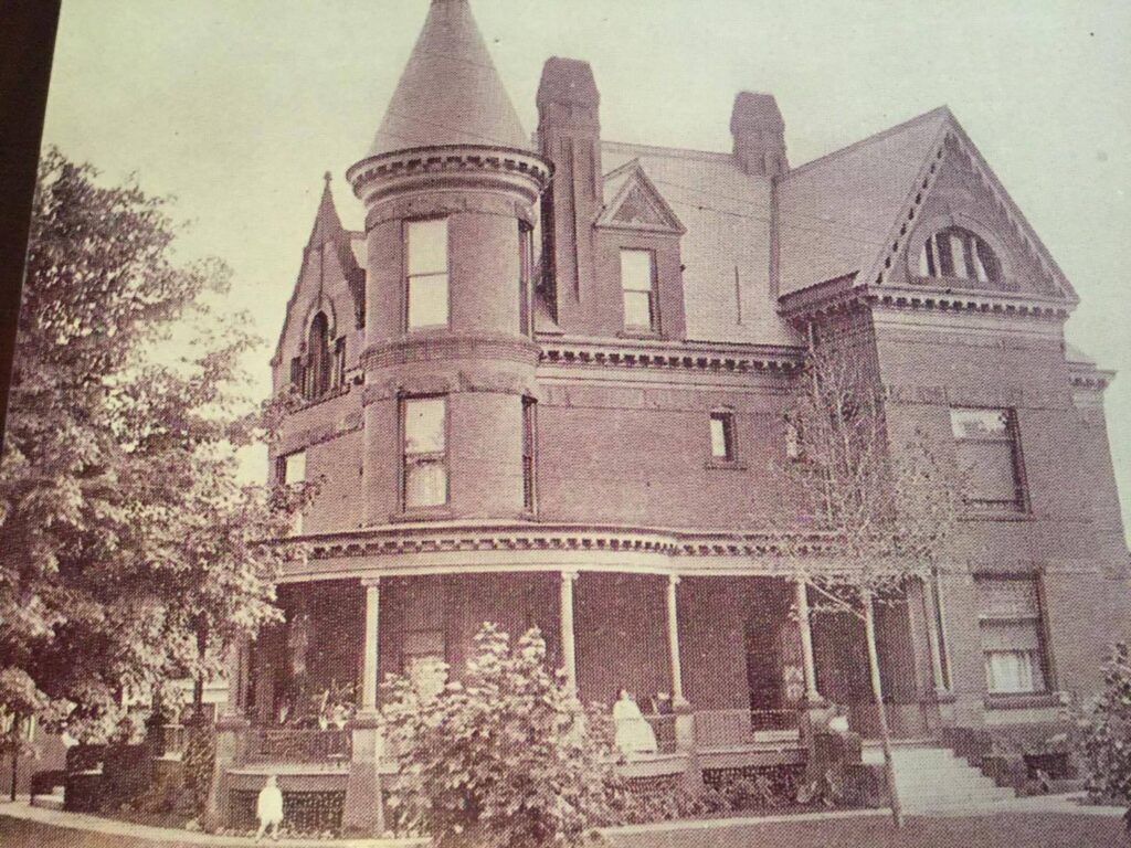 Picture of the Museum circa 1900.